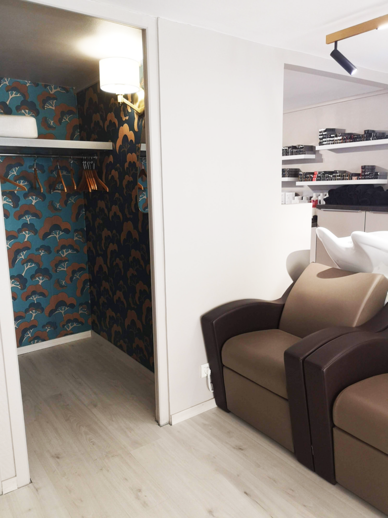 salon claude coiffure vestiaires papier peint